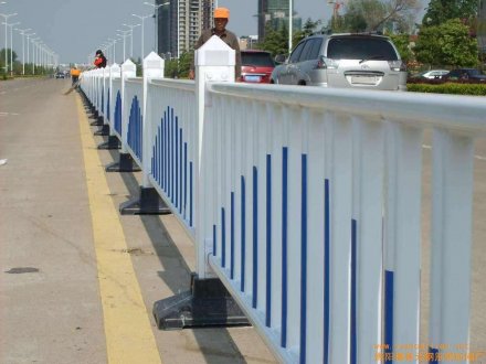 道路護欄怎么賣的？多少錢？